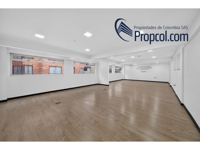 Casa en venta en Niza, Bogotá, 435 m² · foto 9 de 17