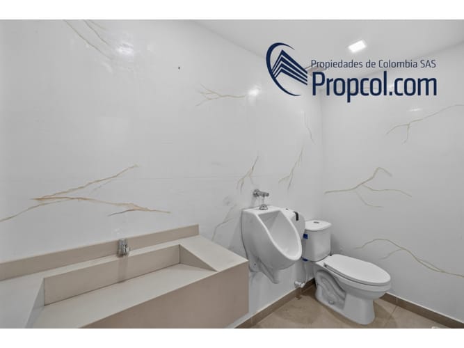 Casa en venta en Niza, Bogotá, 435 m² · foto 10 de 17