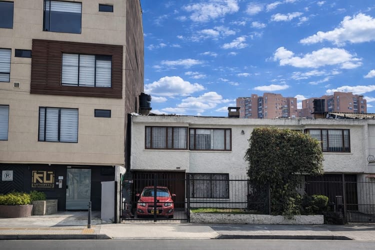 Casa de 5 alcobas en venta en Las Villas, Bogotá, 268 m² · foto 1 de 24