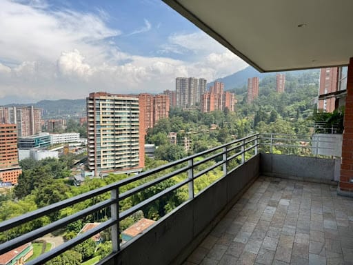 Apartamento de 2 alcobas en arriendo en El Tesoro, Medellín, 110 m² · foto 2 de 20