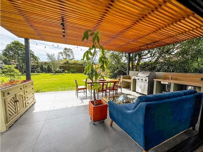 Casa de 4 alcobas en arriendo en Llano Grande, Rionegro, 305 m² · foto 2 de 24