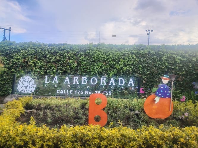 Casa de 4 alcobas en arriendo en San Jose De Bavaria, Bogotá, 380 m² · foto 1 de 24