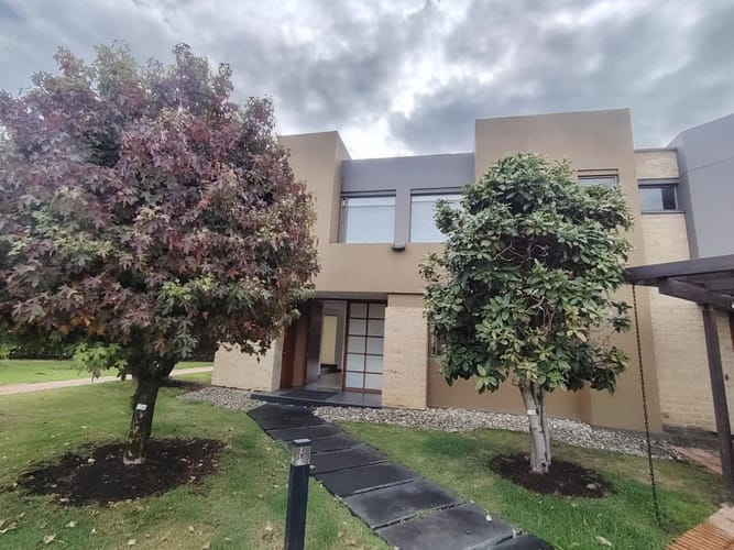 Casa de 4 alcobas en arriendo en San Jose De Bavaria, Bogotá, 380 m² · foto 2 de 24