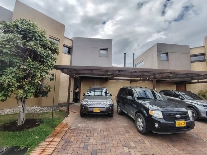 Casa de 4 alcobas en arriendo en San Jose De Bavaria, Bogotá, 380 m² · foto 4 de 24