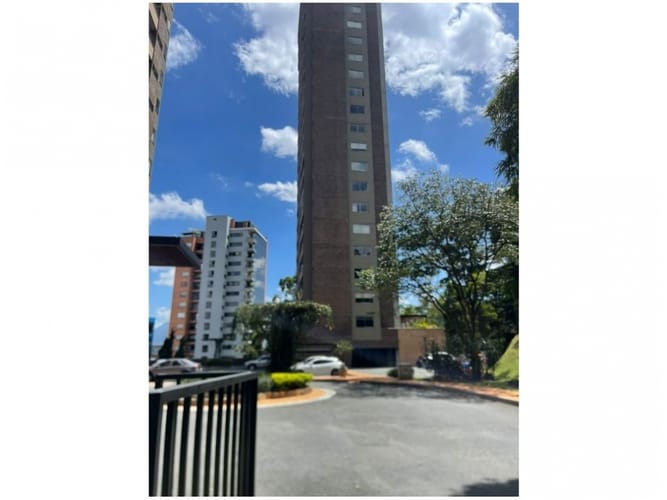 Apartamento de 2 alcobas en venta en La Inmaculada, Medellín, 125 m² · foto 2 de 18
