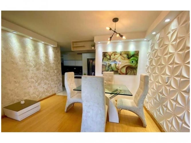 Apartamento de 3 alcobas en venta en Loma De Los Bernal, Medellín, 81 m² · foto 2 de 18