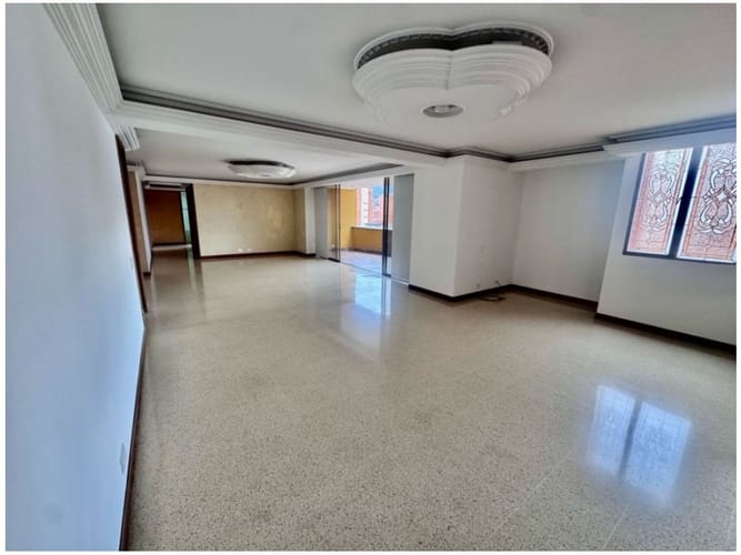 Apartamento de 3 alcobas en venta en Laureles, Medellín, 200 m² · foto 9 de 11