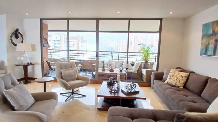 Apartamento de 3 alcobas en arriendo en El Tesoro, Medellín, 212 m² · foto 2 de 24