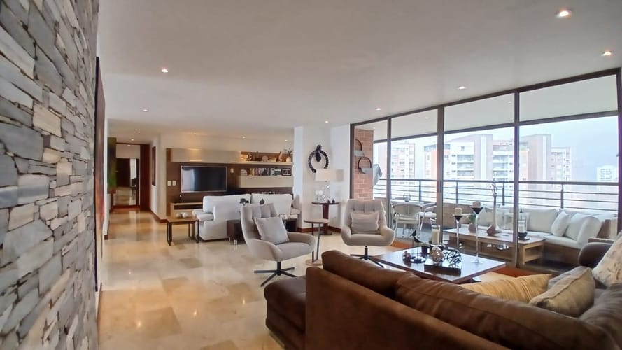 Apartamento de 3 alcobas en arriendo en El Tesoro, Medellín, 212 m² · foto 3 de 24