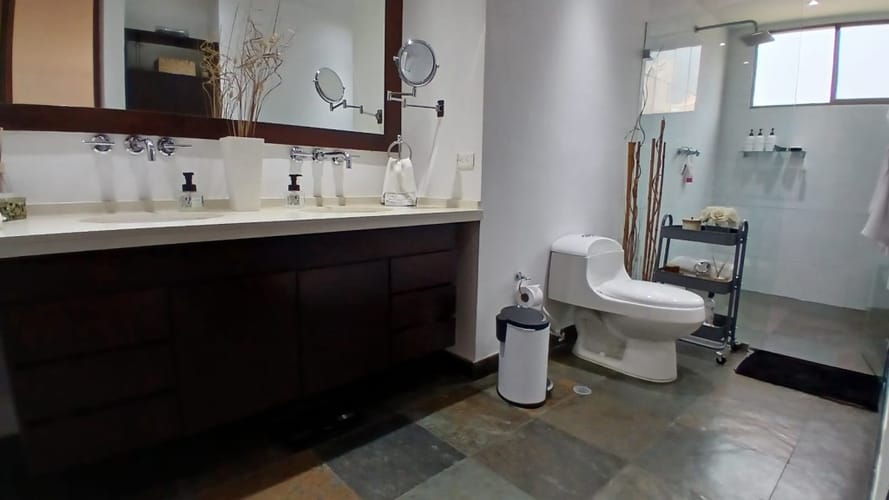 Apartamento de 3 alcobas en arriendo en El Tesoro, Medellín, 212 m² · foto 15 de 24