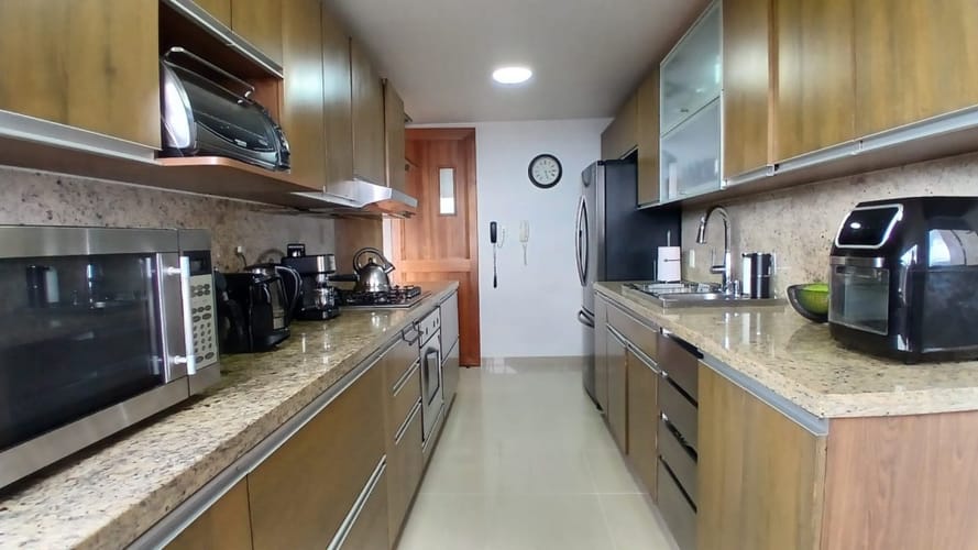 Apartamento de 3 alcobas en arriendo en El Tesoro, Medellín, 212 m² · foto 21 de 24