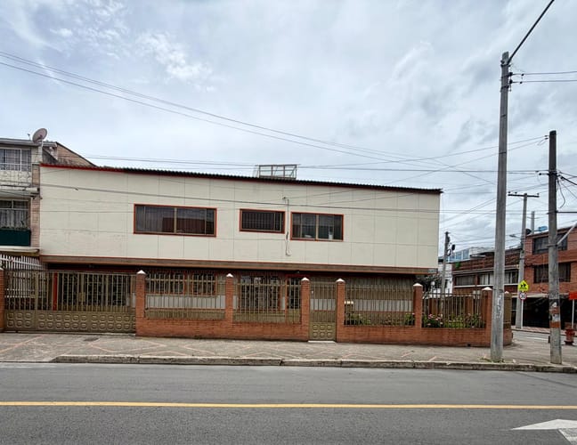 Casa de 4 alcobas en venta en Engativá, Bogotá, 196 m² · foto 2 de 24