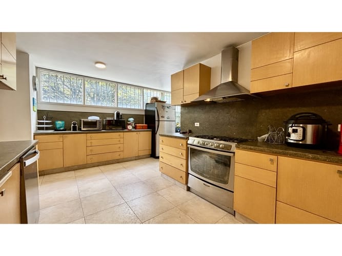 Apartamento de 3 alcobas en venta en Los Rosales, Bogotá, 191 m² · foto 8 de 21
