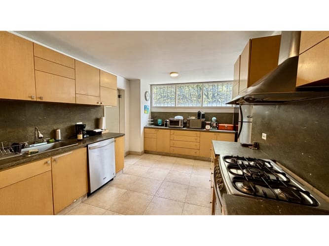 Apartamento de 3 alcobas en venta en Los Rosales, Bogotá, 191 m² · foto 9 de 21