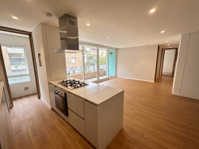 Apartamento de 2 alcobas en venta en Santa Barbara, Bogotá, 94 m² · foto 2 de 11