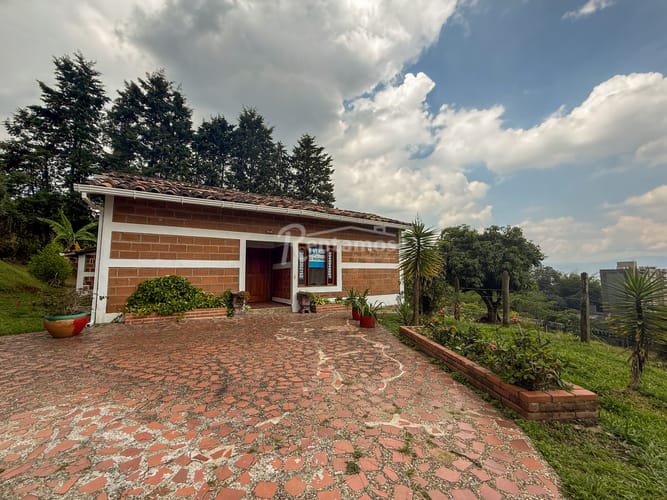 Casa de 4 alcobas en arriendo en Las Antillas, Envigado, 180 m² · foto 2 de 24