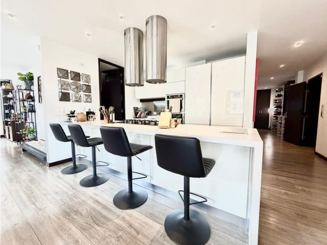 Apartamento de 3 alcobas en venta en El Virrey, Bogotá, 204 m² · foto 2 de 15