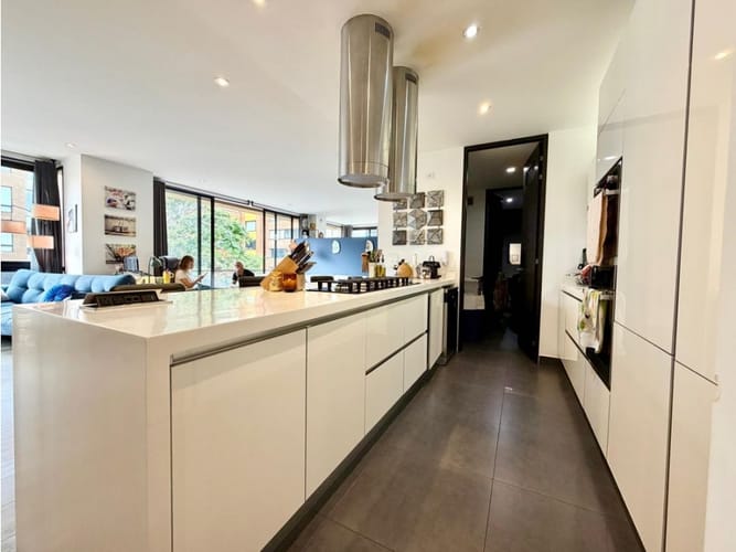 Apartamento de 3 alcobas en venta en El Virrey, Bogotá, 204 m² · foto 3 de 15