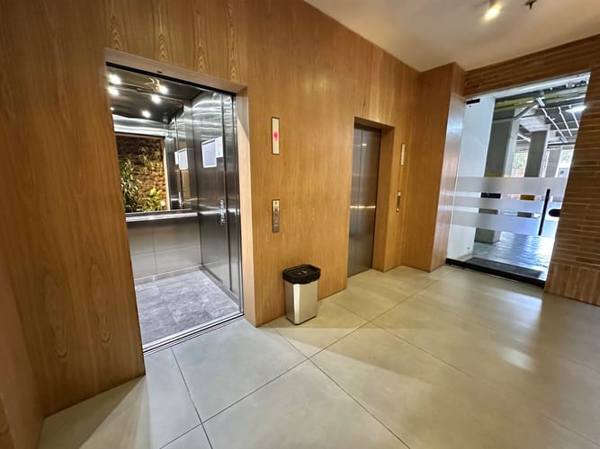 Apartamento de 3 alcobas en venta en La Carolina, Bogotá, 160 m² · foto 2 de 24