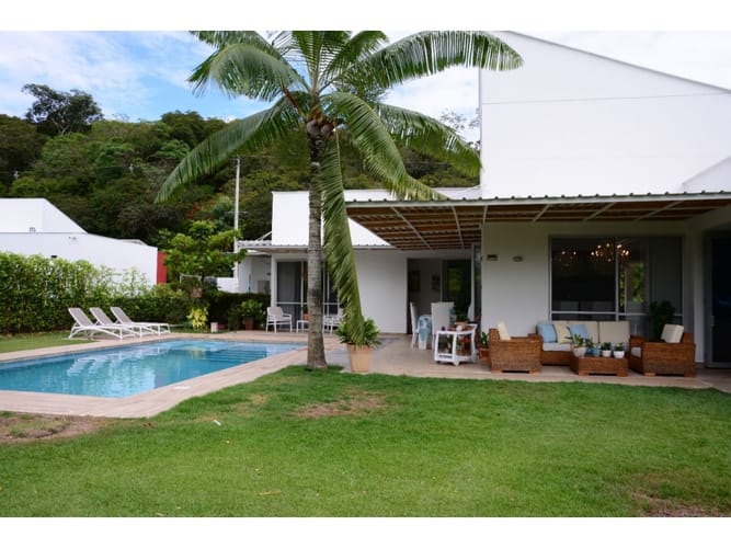 Casa de 3 alcobas en venta en Cn. Arbore Country Club, Jamundí, 259 m² · foto 1 de 14