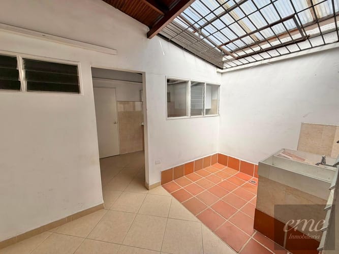 Casa de 5 alcobas en arriendo en Laureles, Medellín, 200 m² · foto 2 de 16