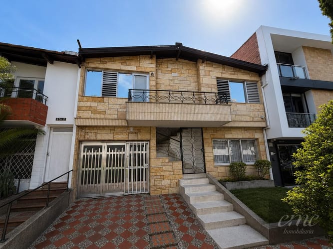 Casa de 5 alcobas en arriendo en Laureles, Medellín, 200 m² · foto 3 de 16