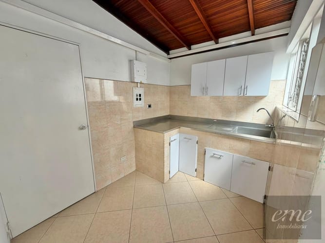 Casa de 5 alcobas en arriendo en Laureles, Medellín, 200 m² · foto 8 de 16
