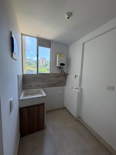 Apartamento de 2 alcobas en arriendo en Miraflores, Medellín, 43 m² · foto 3 de 12