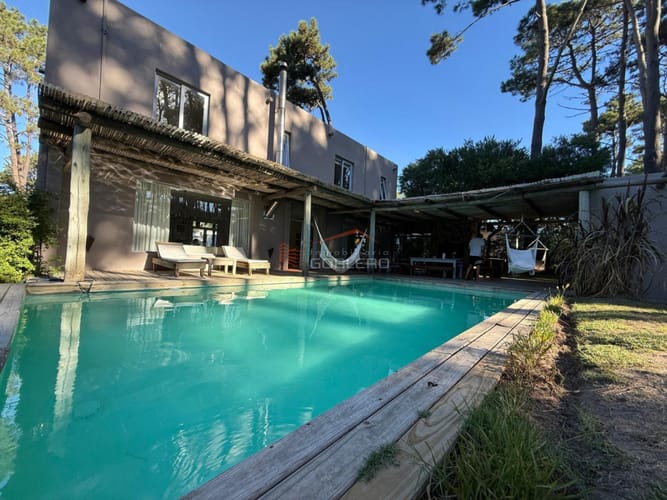 hermosa casa con piscina climatizada en alquiler anual en barrio Cerrado de Laguna Blanca · Foto 1