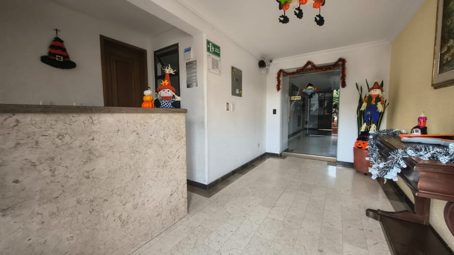 Apartamento de 3 alcobas en venta en El Contador, Bogotá, 184 m² · foto 2 de 17