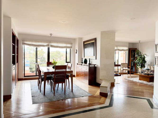 Apartamento de 4 alcobas en venta en Chicó Navarra, Bogotá, 218 m² · foto 2 de 18