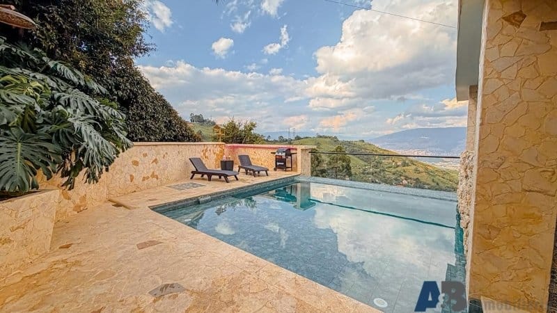 Casa de 3 alcobas en arriendo en Belén, Medellín, 620 m² · foto 2 de 24