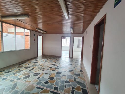 Casa de 18 alcobas en arriendo en Ciudad Berna, Bogotá, 600 m² · foto 10 de 20