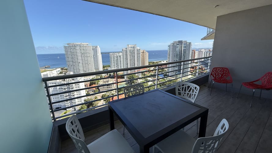 Venta y Alquiler de Apartamento en playa mansa · Foto 2
