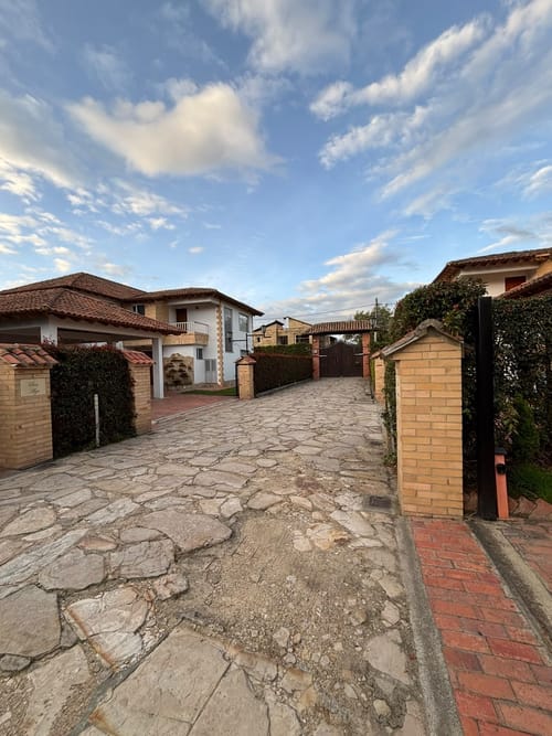 Casa de 5 alcobas en arriendo en El Misterio, Cajicá, 300 m² · foto 3 de 17
