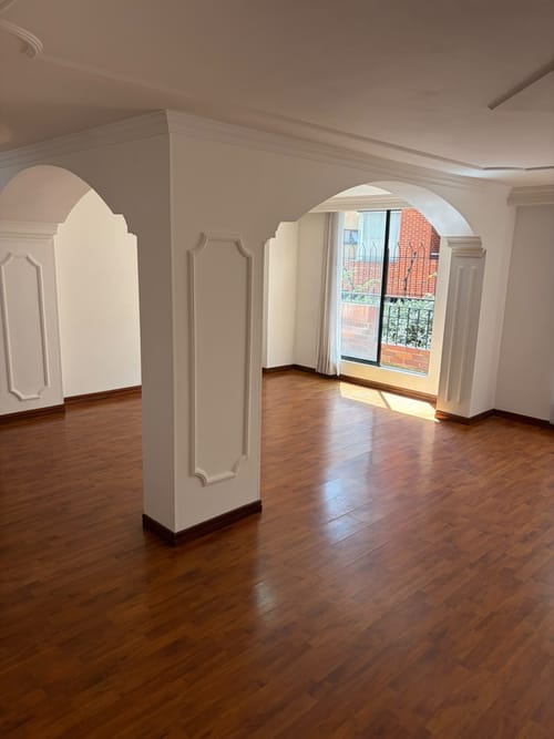 Apartamento de 4 alcobas en arriendo en Chicó Alto, Bogotá, 120 m² · foto 2 de 13
