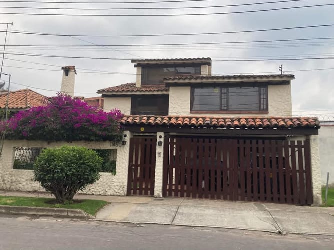 Casa de 3 alcobas en arriendo en Santa Barbara, Bogotá, 291 m² · foto 1 de 11