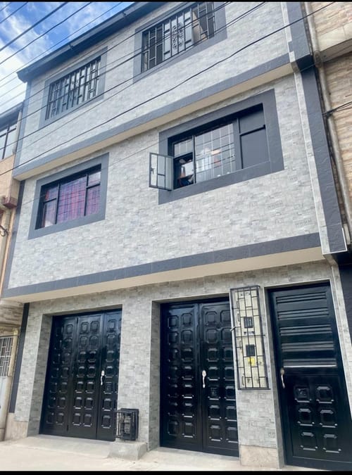 Casa de 8 alcobas en venta en Lago Timiza, Bogotá, 239 m² · foto 2 de 8