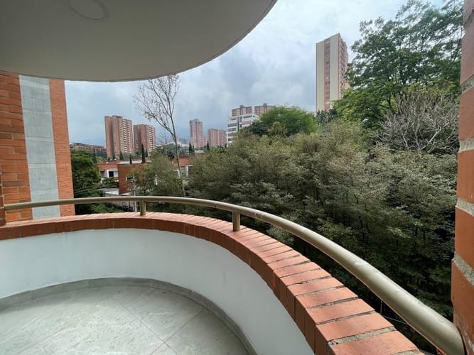 Apartamento de 3 alcobas en arriendo en Los Balsos, Medellín, 180 m² · foto 2 de 19