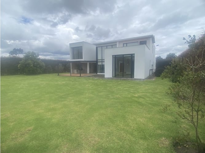 Casa de 4 alcobas en venta en Club Guaymaral, Bogotá, 366 m² · foto 2 de 24