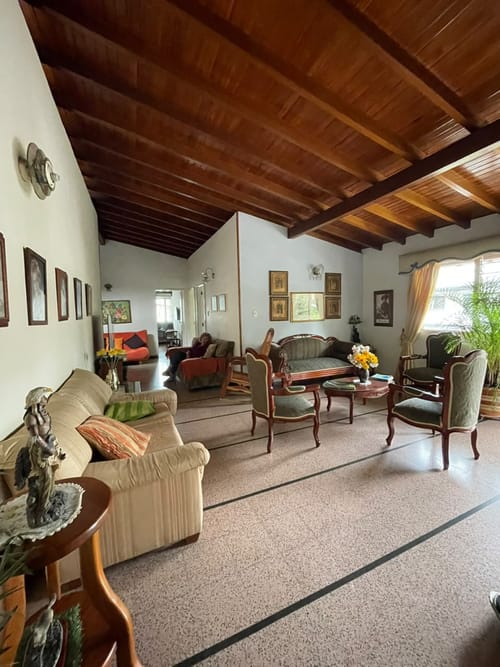 Casa de 5 alcobas en arriendo en Belén Rosales, Medellín, 310 m² · foto 2 de 18