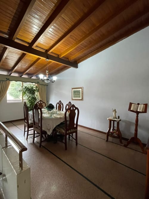 Casa de 5 alcobas en arriendo en Belén Rosales, Medellín, 310 m² · foto 4 de 18