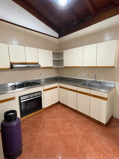 Casa de 5 alcobas en arriendo en Belén Rosales, Medellín, 310 m² · foto 5 de 18