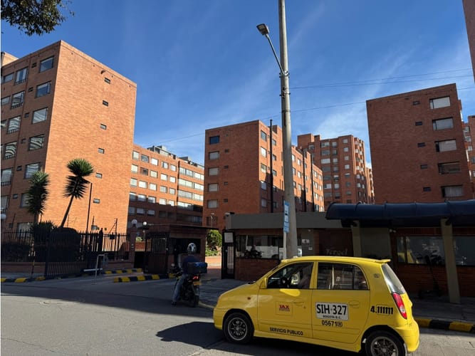 Apartamento de 3 alcobas en venta en Portales Del Country, Bogotá, 82 m² · foto 1 de 23