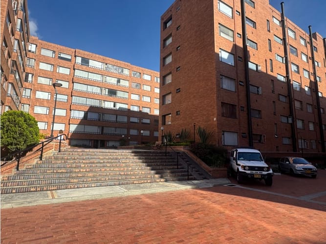 Apartamento de 3 alcobas en venta en Portales Del Country, Bogotá, 82 m² · foto 2 de 23