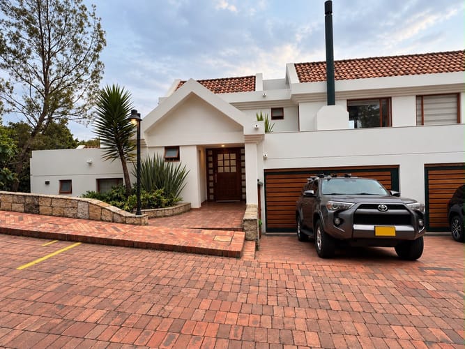 Casa de 3 alcobas en venta en Lindaraja, Bogotá, 256 m² · foto 1 de 24