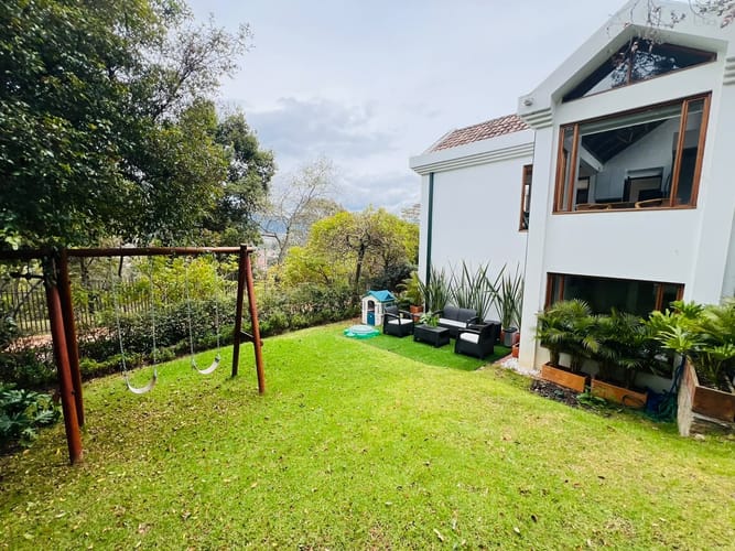 Casa de 3 alcobas en venta en Lindaraja, Bogotá, 256 m² · foto 2 de 24