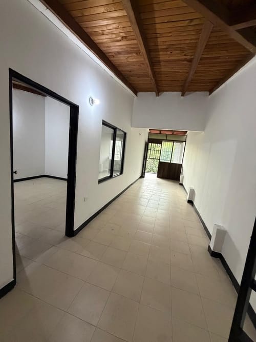 Casa de 6 alcobas en venta en Departamental, Cali, 350 m² · foto 2 de 16