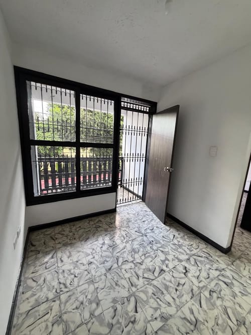 Casa de 6 alcobas en venta en Departamental, Cali, 350 m² · foto 3 de 16