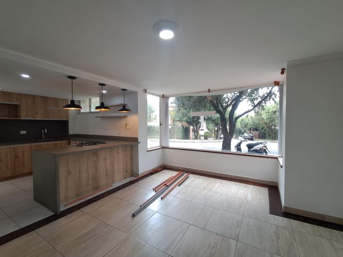 Casa de 4 alcobas en arriendo en Los Balsos, Medellín, 407 m² · foto 2 de 24